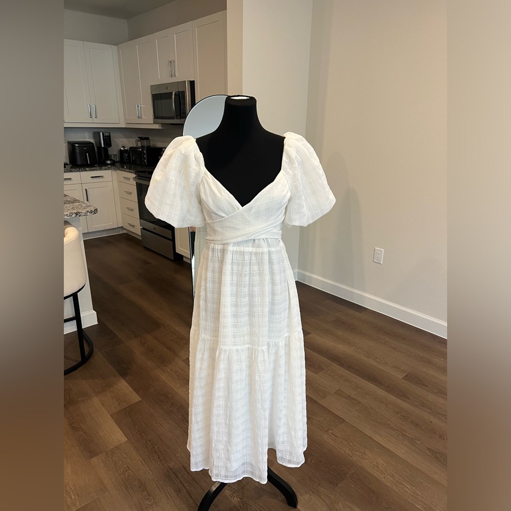 ASTR THE LABEL SONNET WHITE DRESS MEDIUM